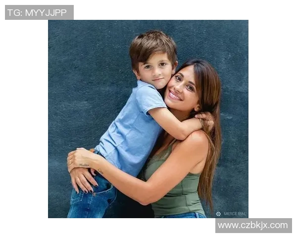 足球明星郑州女友甜美照片曝光引发热议网友纷纷点赞评论不断 足球明星郑州女友甜美照片曝光引发热议网友纷纷点赞评论不断